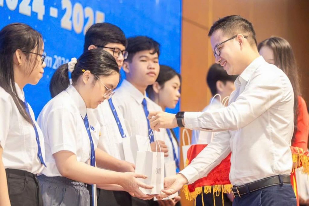 Founder JDclinique trao quà khai giảng Trường Đại Học Công Thương TpHCM